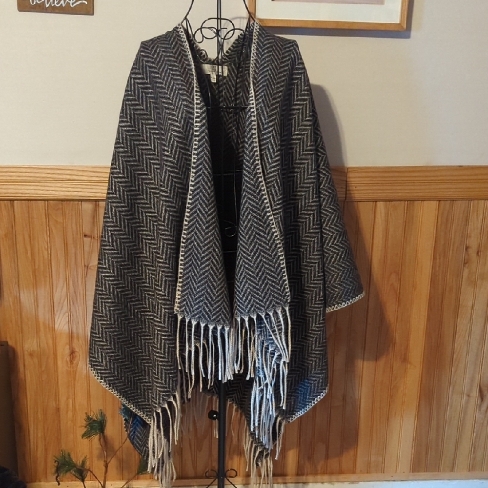 Pretty Persuasions Ruana Cape Fringe Grey Chevron Women's One Size OS Like New